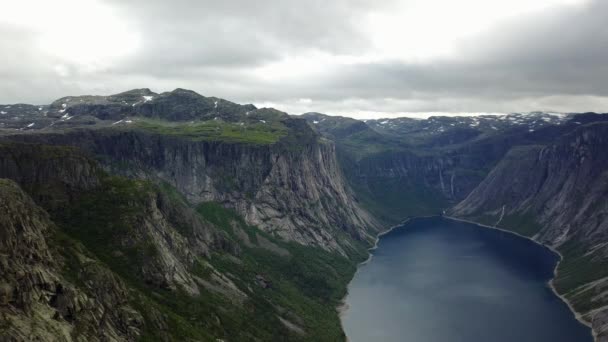 Nézd Trolltunga a Fjord és a víz, a levegő Norvégia drone közelében — Stock videók