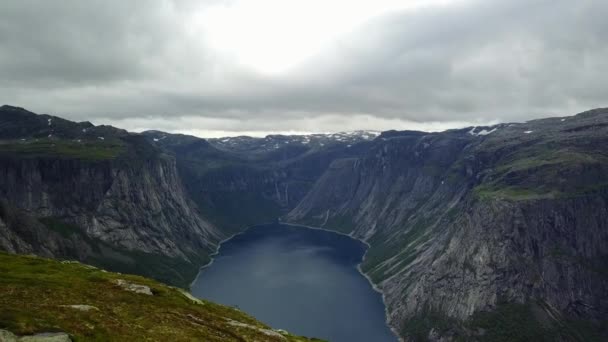 Vista perto de Trolltunga para Fiorde e água do drone no ar Noruega — Vídeo de Stock
