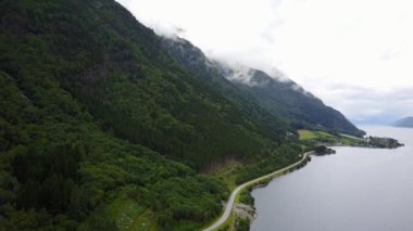 Dron üzerinde air Norveç fiyord ve su görünümü