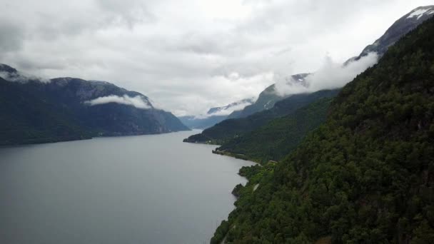 Vista para o fiorde e água do drone no ar Noruega — Vídeo de Stock