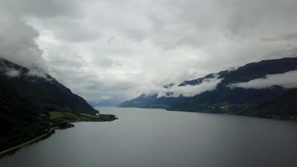 Drone a Fjord és a vizet a levegő Norvégia kilátás — Stock videók