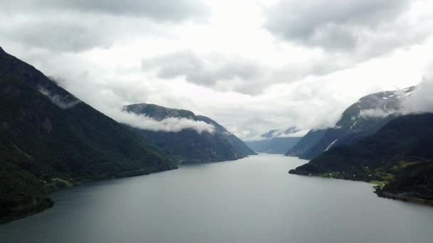 Drone a Fjord és a vizet a levegő Norvégia kilátás — Stock videók