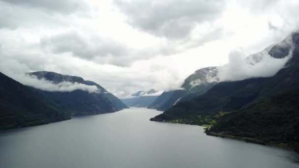 Vista al fiordo y el agua desde el dron al aire Noruega — Vídeo de stock