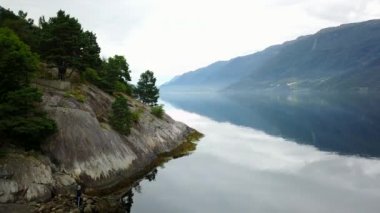 Norveç - açık hava tarihinde dron'un sudan ideal fiyort yansıması