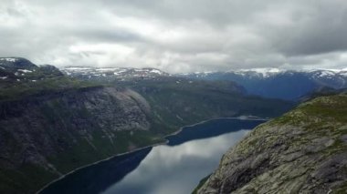 Hava Norveç tarihinde dron'un üzerinden fiyort ve su Trolltunga yakınındaki görüntülemek