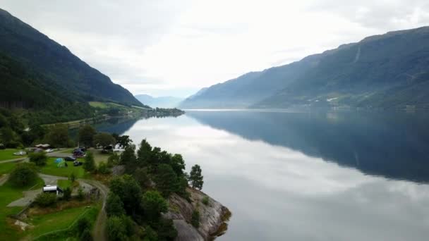 Norvegia - ideale riflesso fiordo in acqua limpida da drone in aria — Video Stock