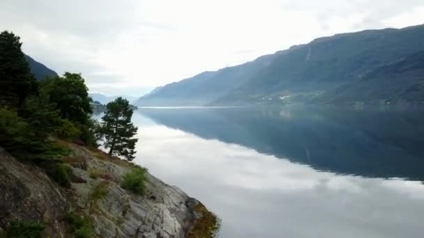 Норвегія - ідеальний фіорд відбиття в чистій воді з drone на повітря — стокове відео