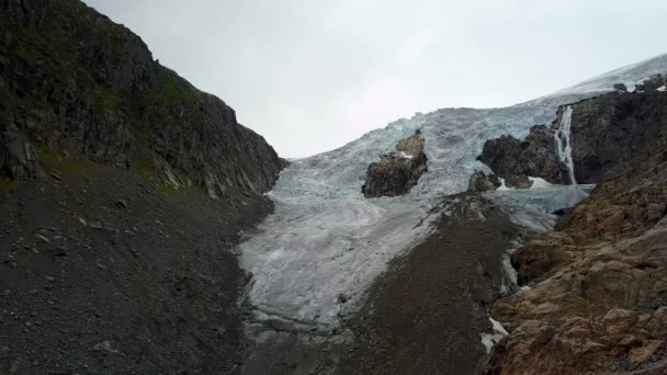 Frente al glaciar de hielo azul. Glaciar Buer, Noruega desde la vista aérea desde el dron — Vídeo de stock