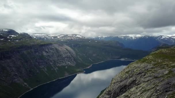 Δείτε κοντά χώρου (Trolltunga) στο φιόρδ και το νερό από το drone στον αέρα Νορβηγία — Αρχείο Βίντεο