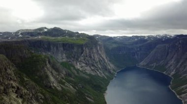 Hava Norveç tarihinde dron'un üzerinden fiyort ve su Trolltunga yakınındaki görüntülemek