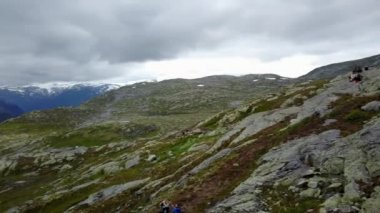 Hava Norveç tarihinde dron'un üzerinden fiyort ve su Trolltunga yakınındaki görüntülemek