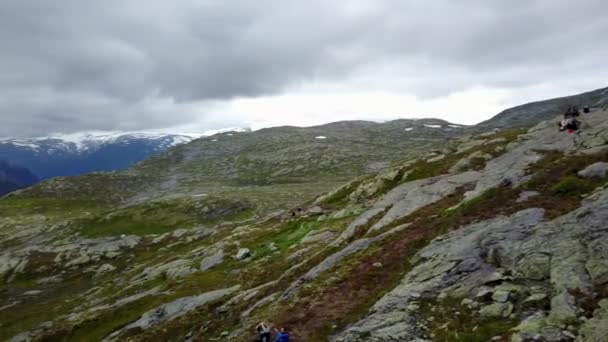Vue près de Trolltunga vers Fjord et eau depuis drone sur air Norvège — Video