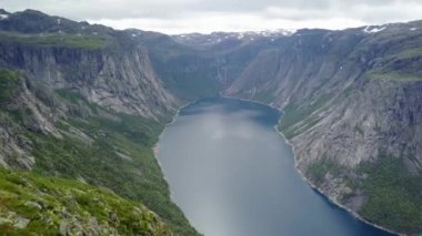 Hava Norveç tarihinde dron'un üzerinden fiyort ve su Trolltunga yakınındaki görüntülemek