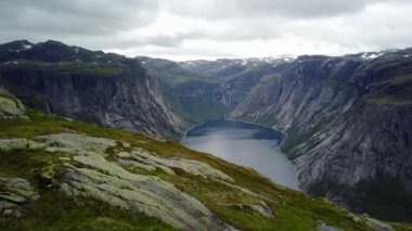 Hava Norveç tarihinde dron'un üzerinden fiyort ve su Trolltunga yakınındaki görüntülemek