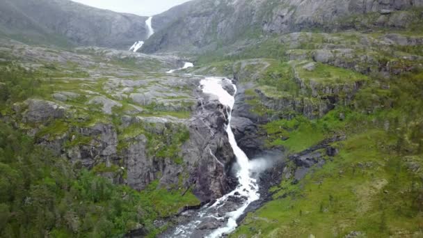 Cascade dans les montagnes de Norvège par temps pluvieux de l'air vue du drone — Video