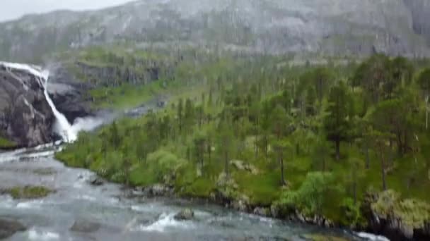 Waterval in de bergen van Noorwegen in de regen uit de lucht uitzicht vanaf drone — Stockvideo
