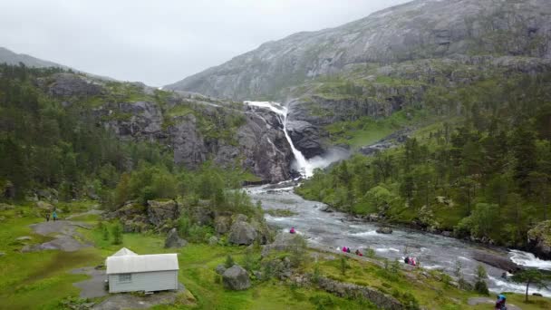 Waterval in de bergen van Noorwegen in de regen uit de lucht uitzicht vanaf drone — Stockvideo