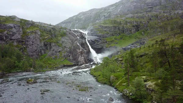 Cachoeira nas montanhas da Noruega em clima chuvoso da vista aérea do drone — Fotografia de Stock