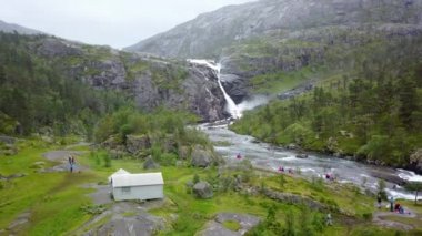 Şelale Norveç dağlarında dron görünümünden Hava yağmurlu hava
