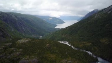 Şelale Norveç dağlarında dron görünümünden Hava yağmurlu hava
