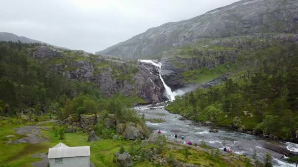 Waterval in de bergen van Noorwegen in de regen uit de lucht uitzicht vanaf drone — Stockvideo