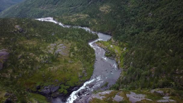Cascata nelle montagne della Norvegia in caso di pioggia vista dall'aria dal drone — Video Stock
