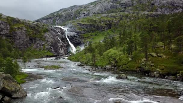 Водопад в горах Норвегии в дождливую погоду с воздуха с беспилотника — стоковое видео
