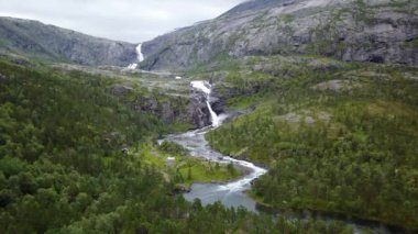 Şelale Norveç dağlarında dron görünümünden Hava yağmurlu hava