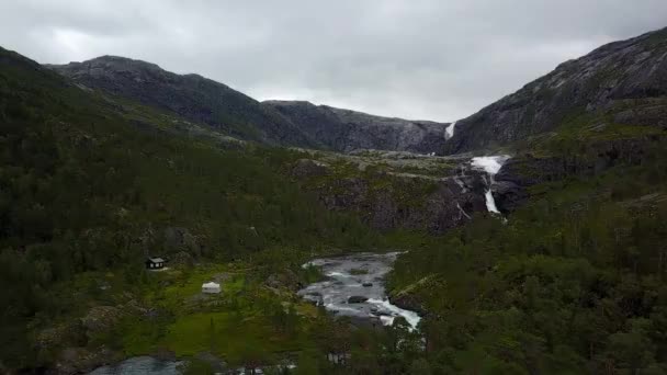 Vista sul fiordo e l'acqua dal drone in onda Norvegia — Video Stock