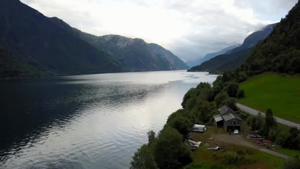 Vista sul fiordo e l'acqua dal drone in onda Norvegia — Video Stock