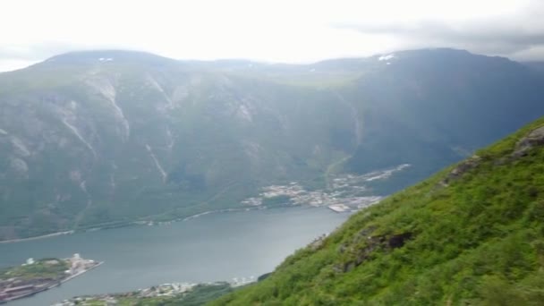 Vista para o fiorde e água do drone no ar Noruega — Vídeo de Stock