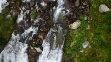 Şelale Norveç dağlarında dron görünümünden Hava yağmurlu hava
