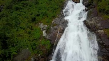 Şelale Norveç dağlarında dron görünümünden Hava yağmurlu hava