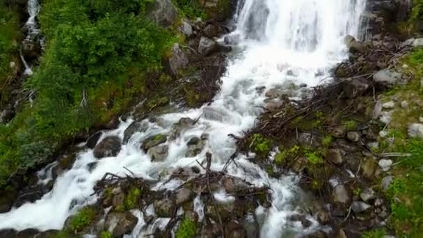 Wodospad w górach Norwegii w deszczu z powietrza widok od drone — Wideo stockowe