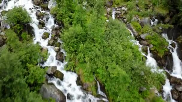 नॉर्वे के पहाड़ों में ड्रोन से हवा के दृश्य से बरसात के मौसम में जलप्रपात — स्टॉक वीडियो