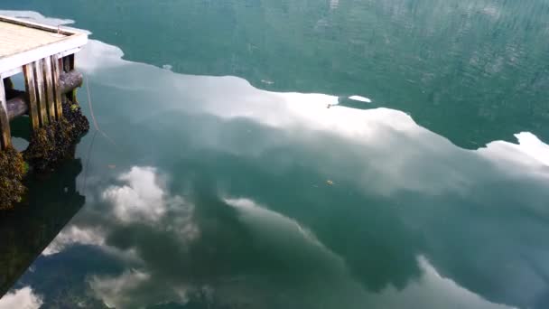 Norwegia - refleksi fjord yang ideal dalam air jernih — Stok Video