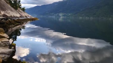 Norveç - temiz su ideal fiyort yansıması