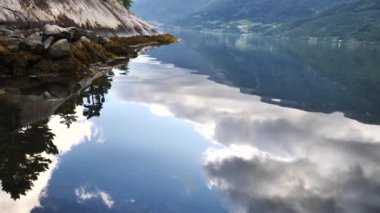 Norveç - temiz su ideal fiyort yansıması