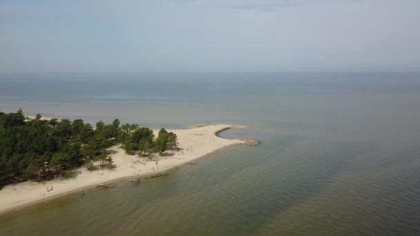 Вид с воздуха на мыс Колка, Балтийское море, Латвия — стоковое видео