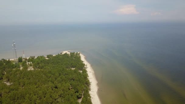 Вид с воздуха на мыс Колка, Балтийское море, Латвия — стоковое видео