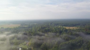Kırsal yolu havadan görünümü Letonya üzerinden puslu gündoğumu