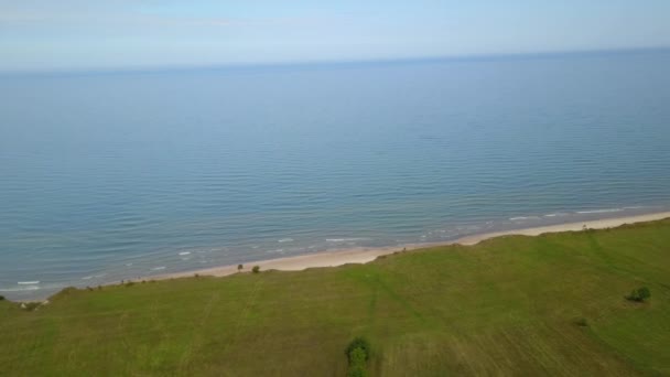 Ağacın yanında sahil şeridi Jurkalne, Baltık Denizi, Letonya hava görünümünü — Stok video