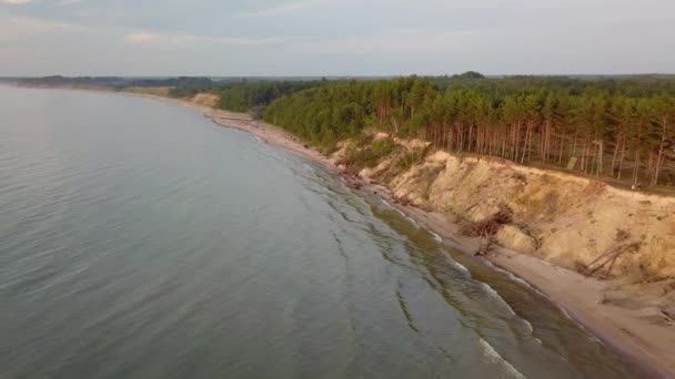 Puesta de sol cerca de la costa Mar Báltico Jurkalne Vista aérea Letonia — Vídeos de Stock