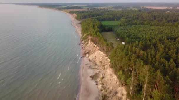 Günbatımı yakınındaki kıyı şeridi Baltık Denizi Jurkalne havadan görünümü Letonya — Stok video