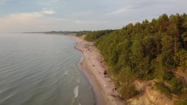 Solnedgången nära kusten Östersjön Jūrkalne Aerial view Lettland — Stockvideo