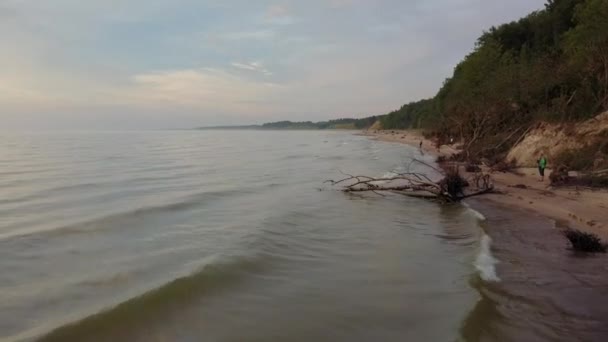 Puesta de sol cerca de la costa Mar Báltico Jurkalne Vista aérea Letonia — Vídeos de Stock