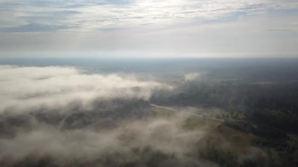 Dimmig soluppgång över landsbygden sökvägen Flygfoto Lettland — Stockvideo