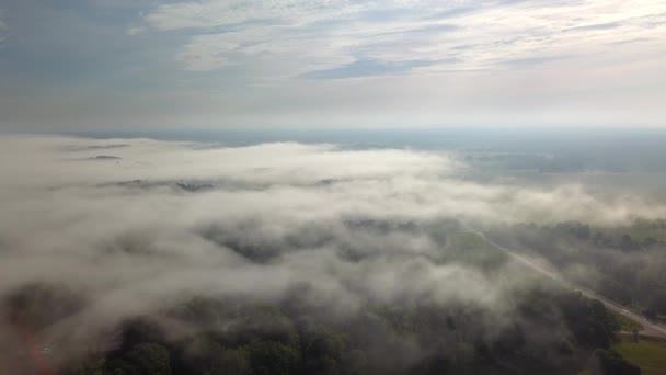 Misty sunrise over countryside path Vista aérea Letonia — Vídeos de Stock