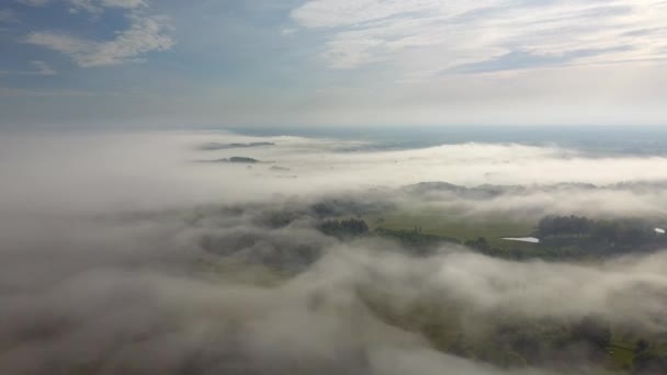 Mlhavé svítání nad krajinou cestou letecký pohled na Lotyšsko — Stock video