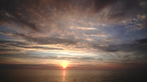 Puesta de sol sobre el mar Báltico Kolka Letonia — Vídeo de stock